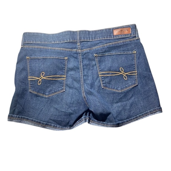 Women’s Levi’s DENIZEN jean shorts - Picture 2 of 4